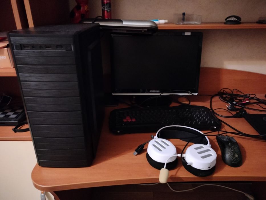 Компьютер для игр  с наушниками с колонками с игровой приставкой с