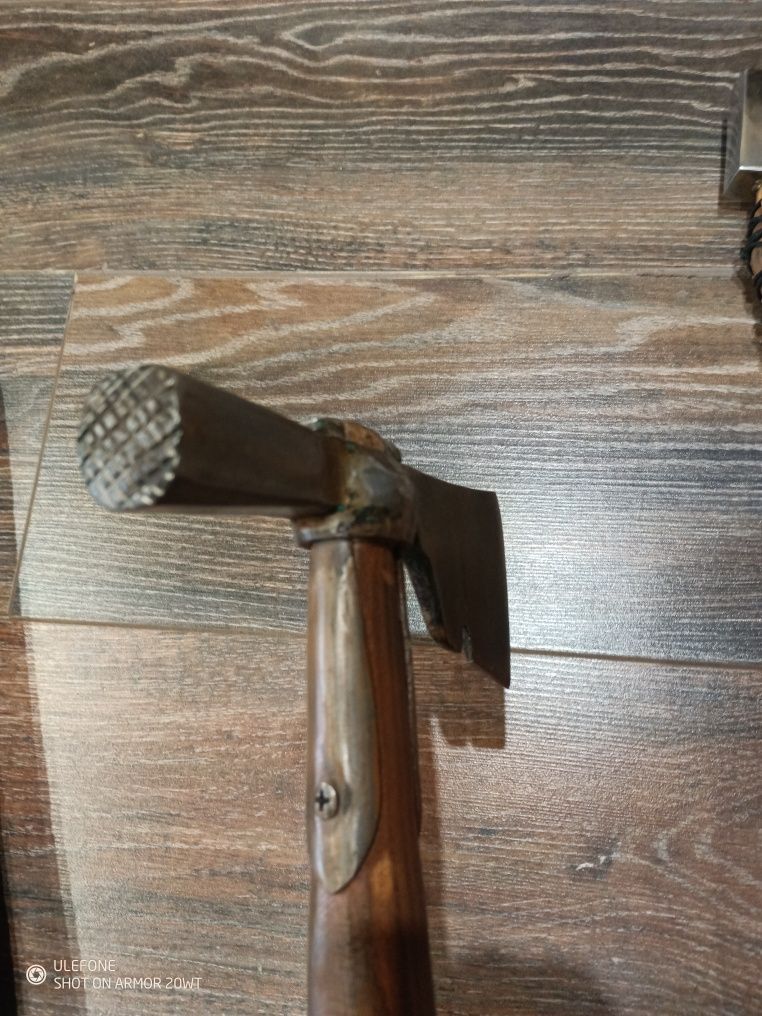 Продавам три брадви, сечива, инструмент.