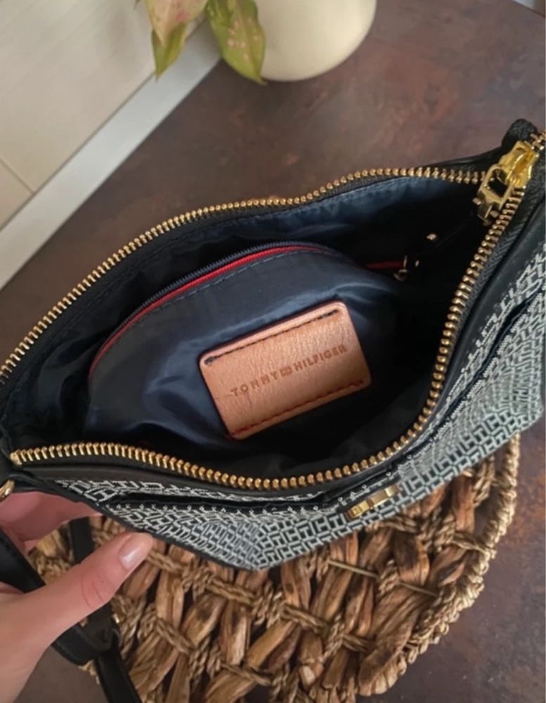 Geantă Tommy Hilfiger.
