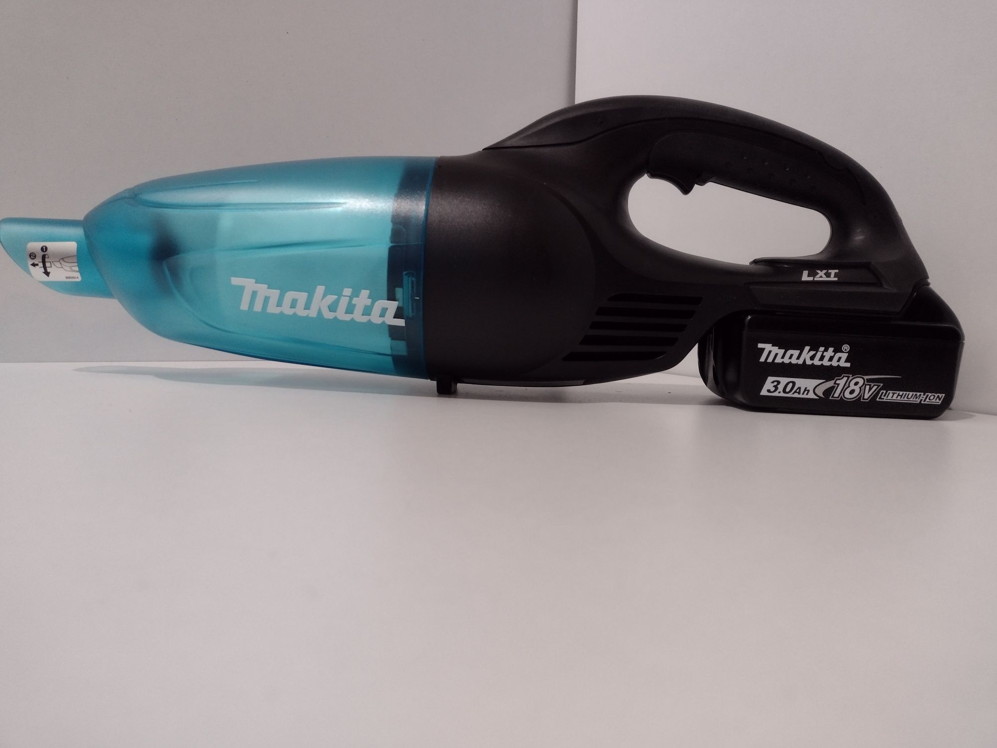 НОВА! Прахосмукачка Makita DCL180W 18V + BL1830 3.0AH БАТЕРИЯ+зарядно