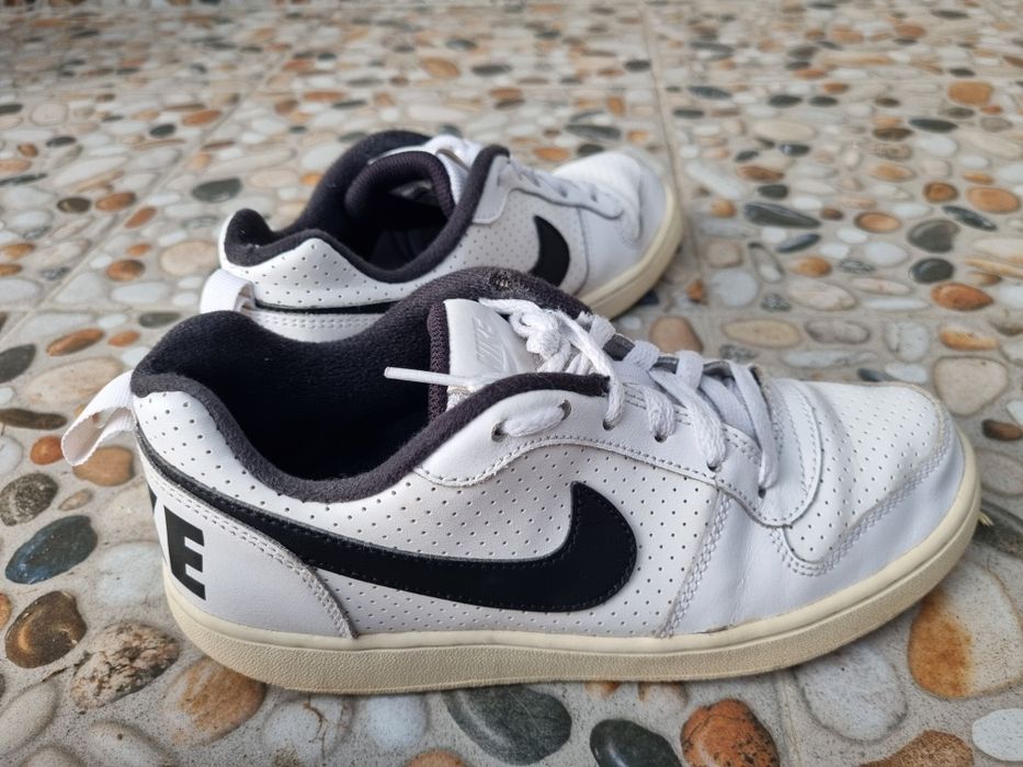 Vând adidași Nike în stare bună.