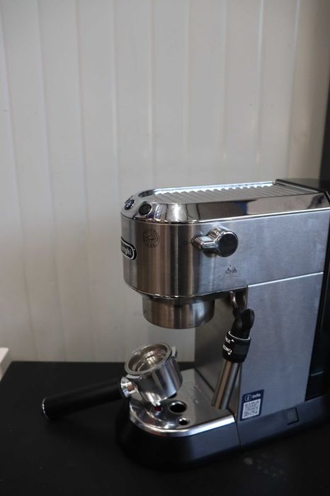 Кафемашина DeLonghi EC685.M DEDICA с една цедка