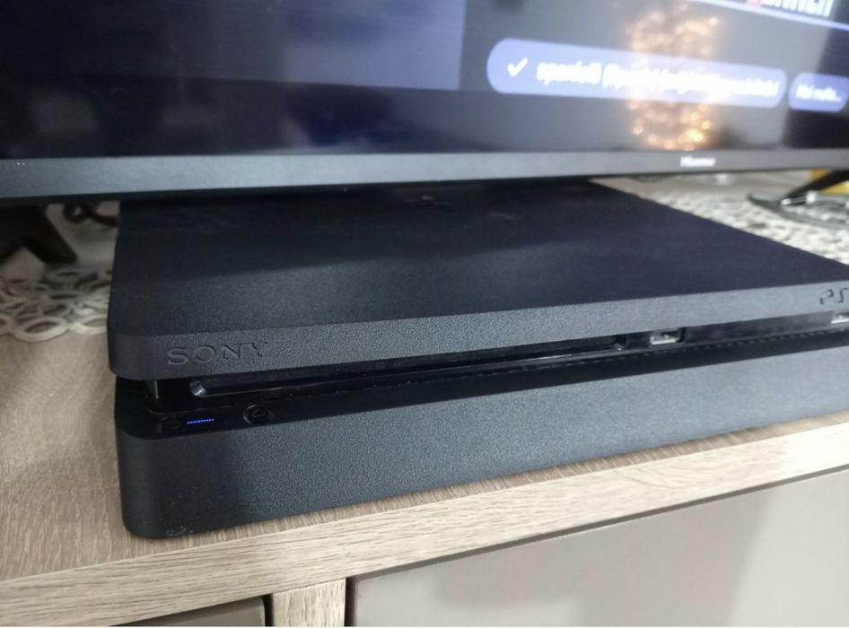 PlayStation 4  Merge perfect îl vând pentru că plec în  altă țară
