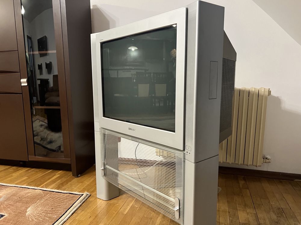 Телевизор Sony Trinitron 100 Hz, плосък екран