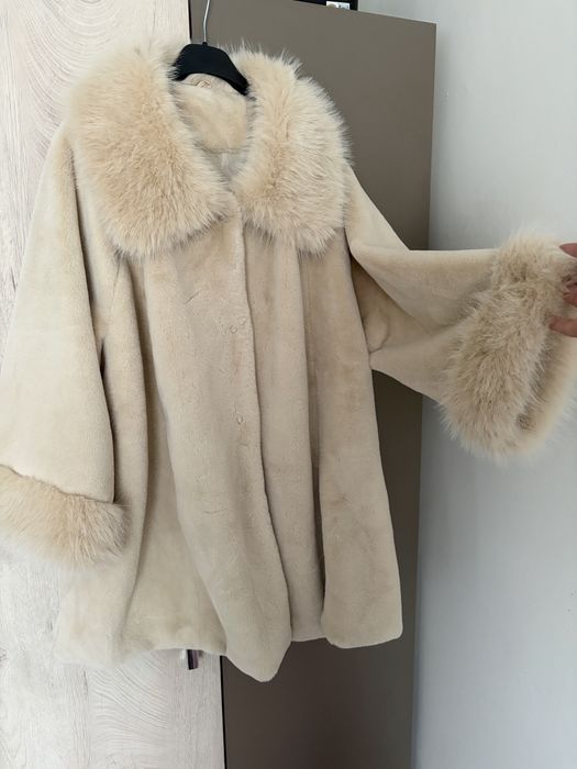 Късо зимно палто с пух в бежаво