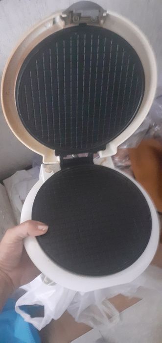 Мультиварка без шнура и вафельница рабочие обе за 5000.