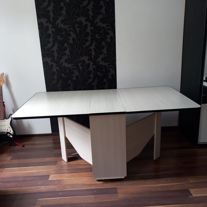 Vind masa extensibila de 12 persoane impecabila la doar 400 de lei.