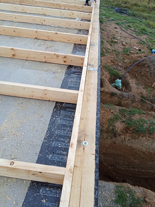 Noi lucrăm case de lemn cu scule și unelte profesionale