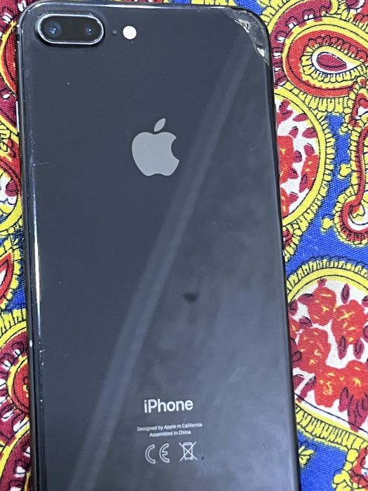 Айфон 8+ бушный.         .