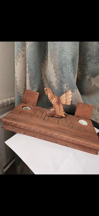 Cocosi de munte sculptați în lemn