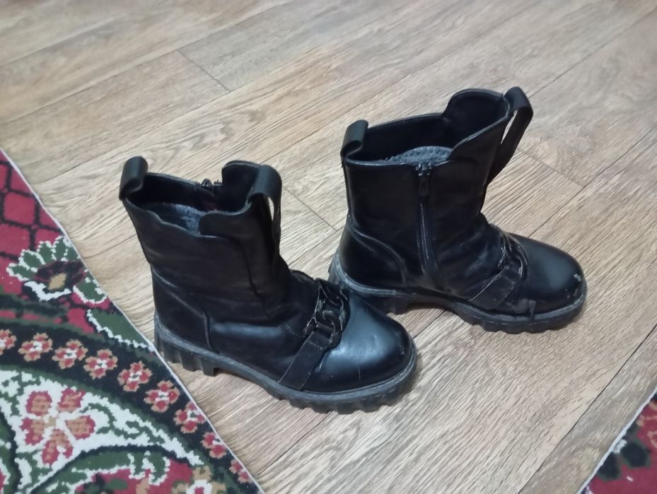 Продам подрасковые ботинки для девочек .