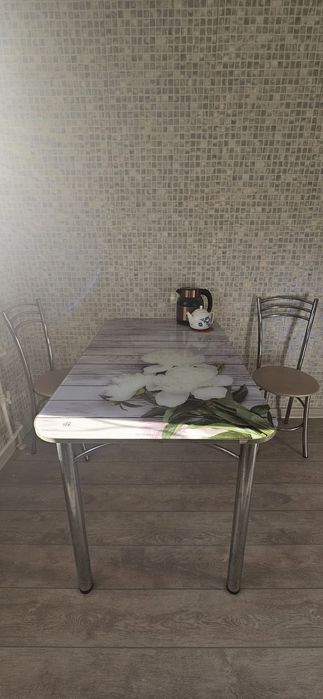 Продаю стол и 4 стулья в хорошем состоянии