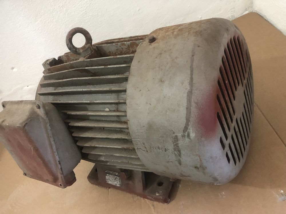 Vând motor trifazat de 13Kw cu două viteze