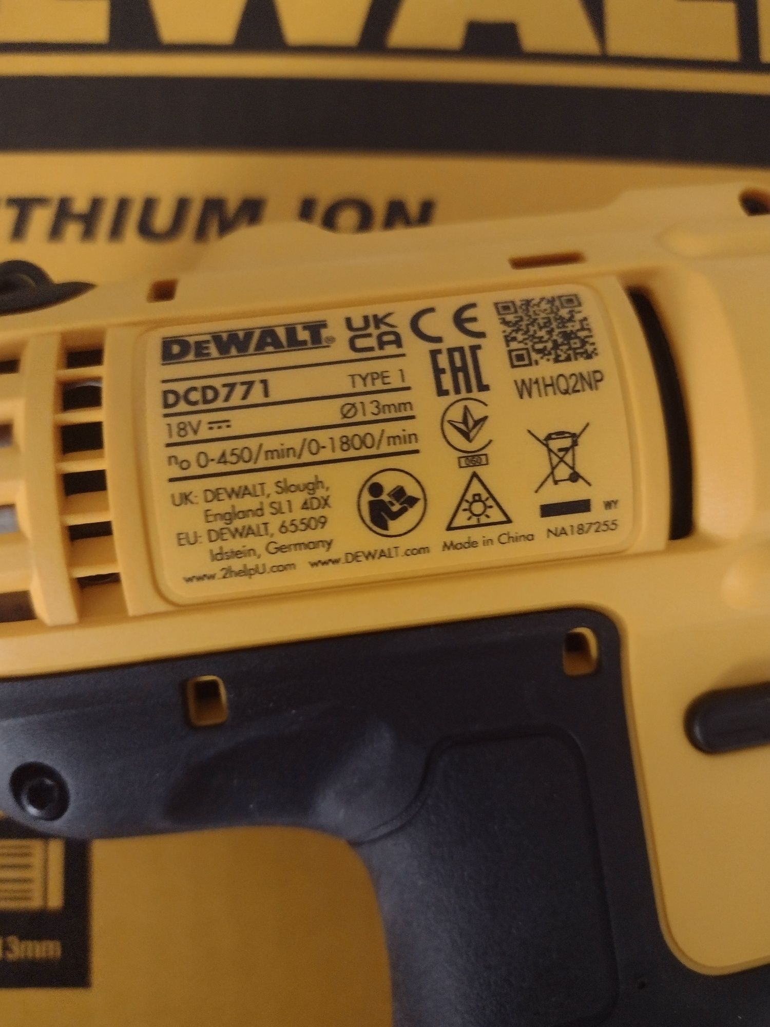 Боди и куфар на Dewalt машината е оригинална купувана от Практикер