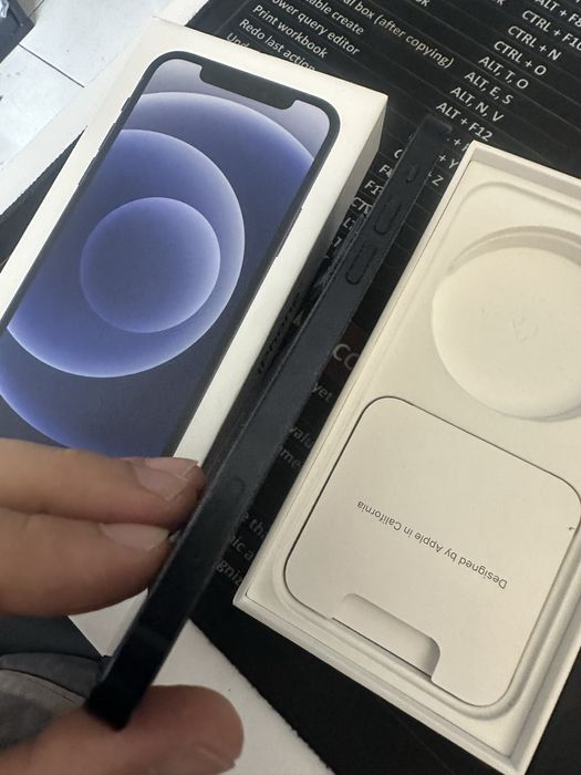 iPhone 12, 128GB, baterie 87%, punct mort pe display