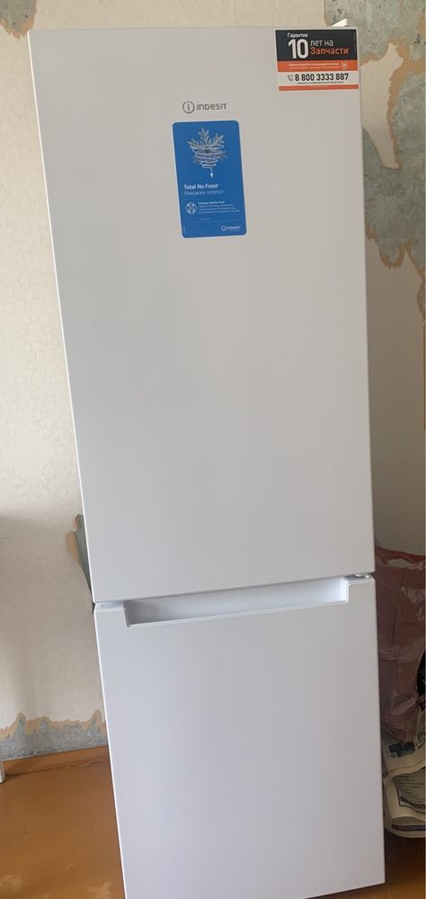 Холодильник, новый Indesit ITS4180W