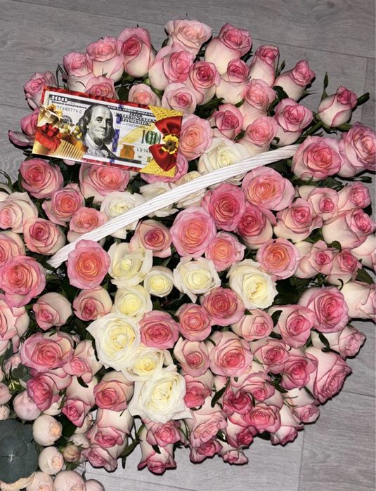 Цветы в корзине с буквой