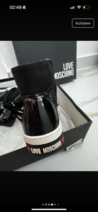 Tenisi Moschino , vine cu cutie