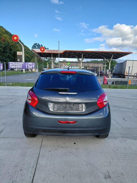 Peugeut 208 1,2 benzina an 2014 euro 5 Navigație/Incalzire scaune /