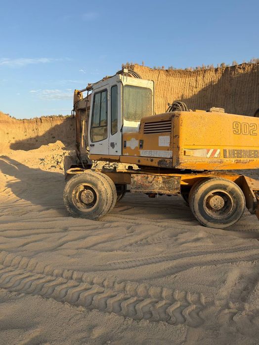 Ekskavator lipher sotiladi