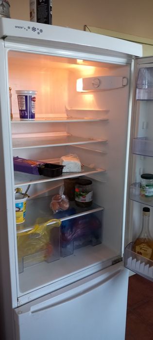 Продавам хладилник Зануси