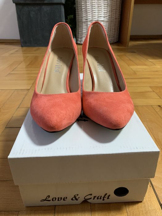 Чисто нови велурени обувки на висок ток Novita