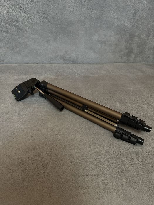 Фотоапарат Canon EOS 700D с обектив EFS 18-55mm, подарък статив