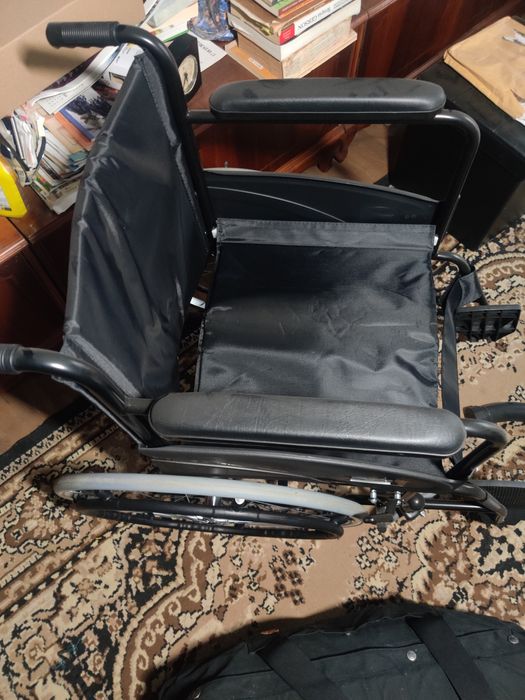 carucior cadru metalic pentru persoane cu nevoi speciale