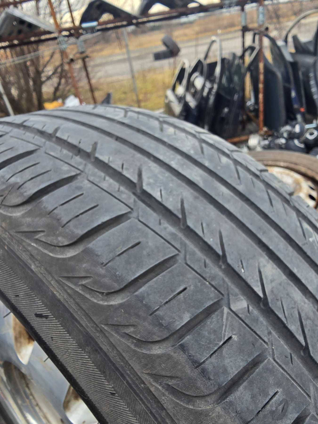 Продаваме 1бр. лета джанта с гума за Audi A4 B5