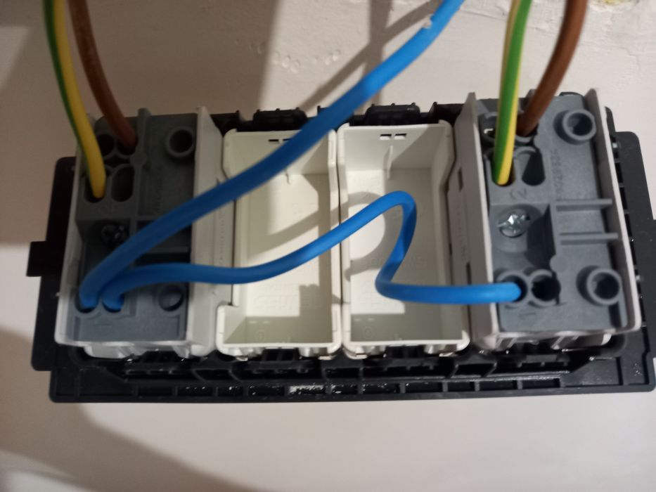 Electrician Instalator deblochez usi montez central termice gaura hota