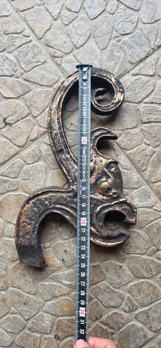 Cap dragoni din fier