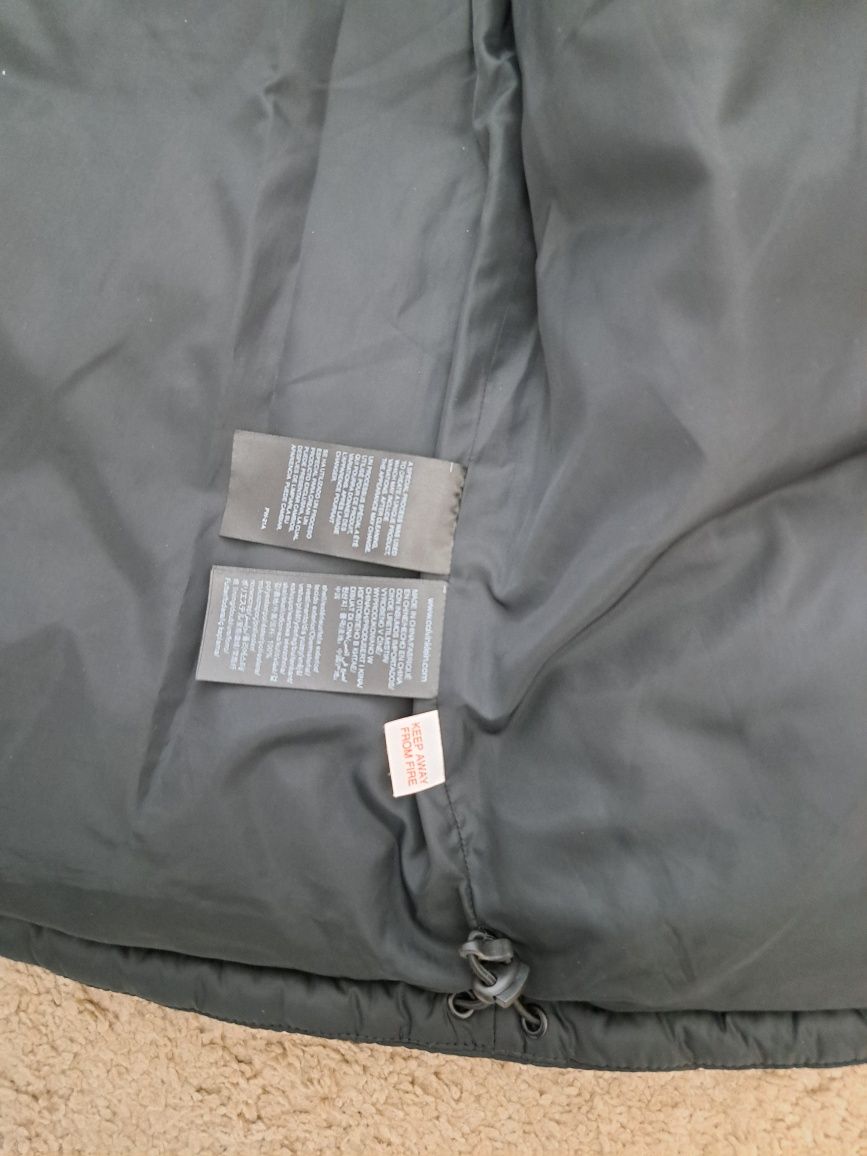 Vând greacă damă Calvin Klein, lungă, cu glugă, mărimea M, impecabilă
