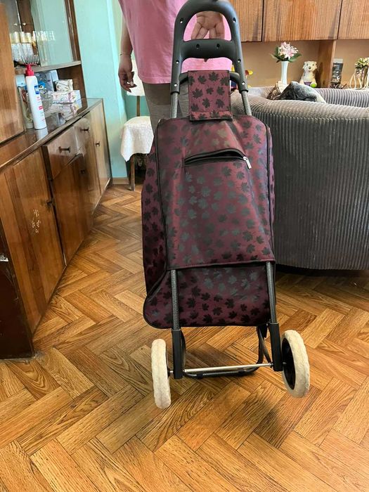 Продавам пазарска чанта с колелца