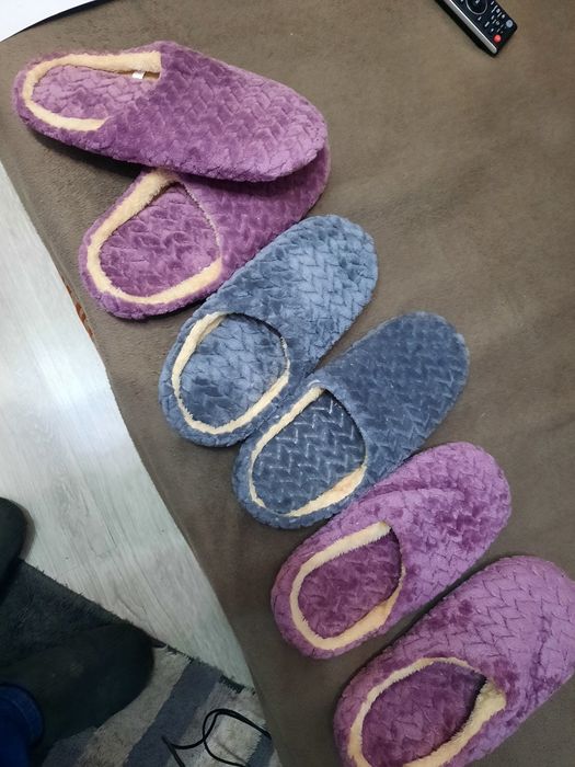 Papuci pufosi pentru casă