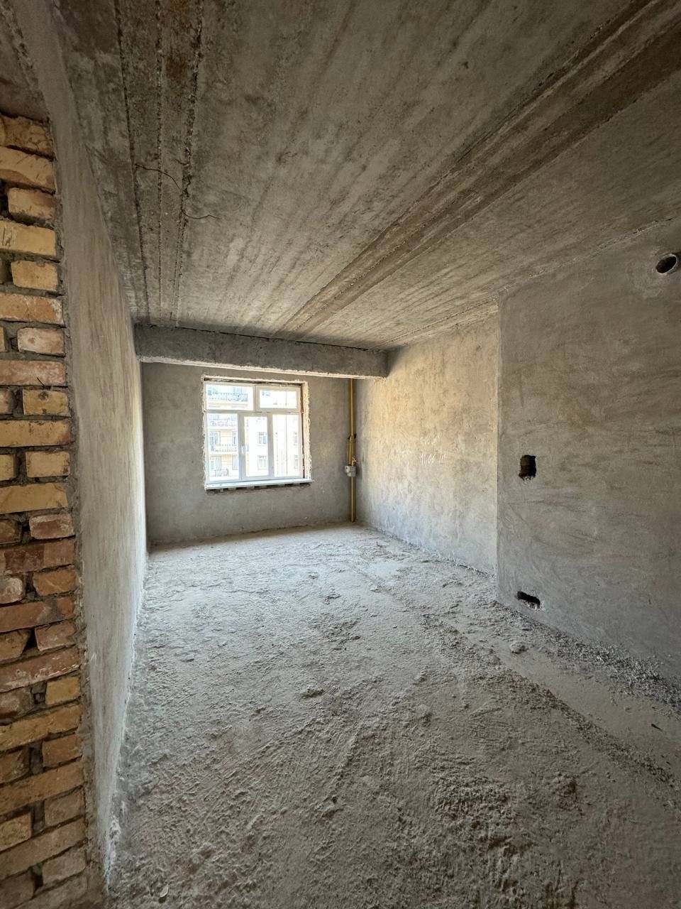 Новостройке продается квартира коробка на улице Иззат-58  3/6/8  90м2