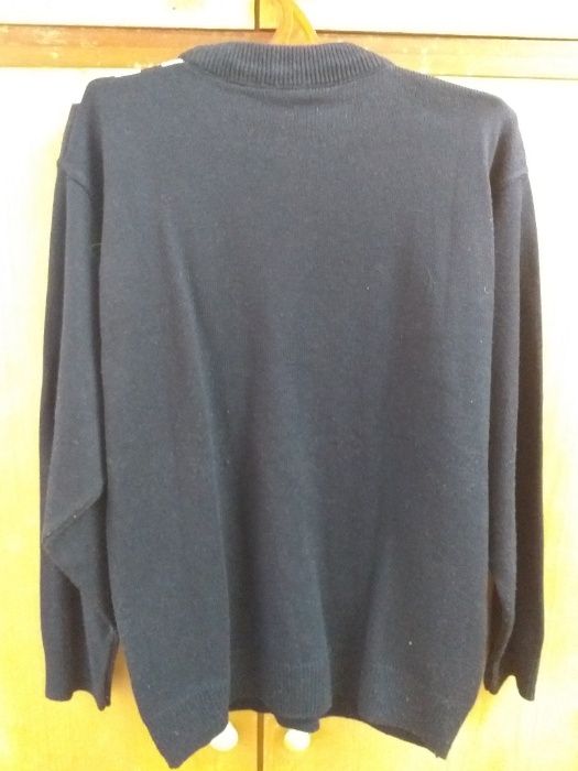 Продава мъжки пуловери на много изгодни цени