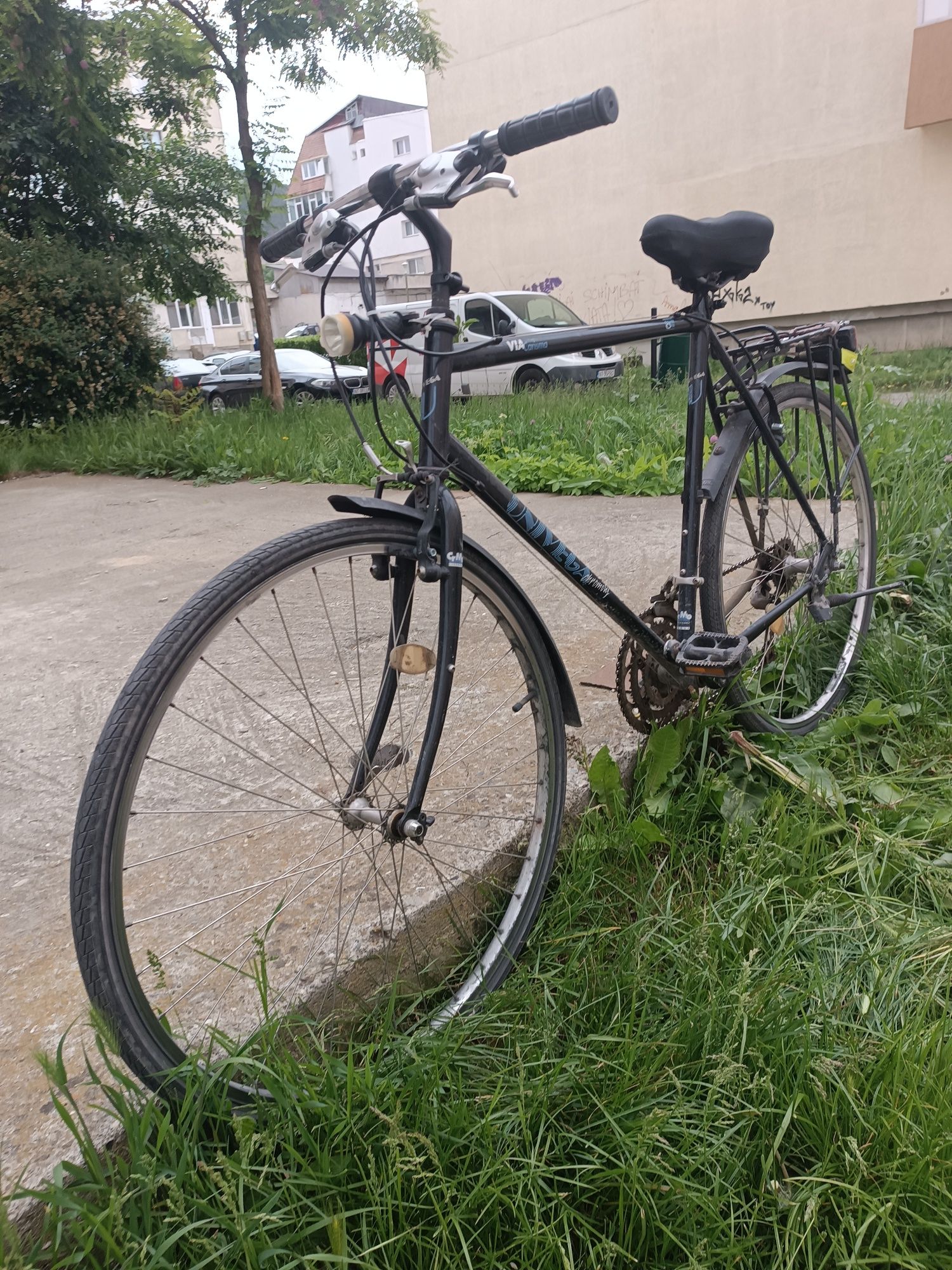 Vând bicicleta tip semicursa,ușoară cu cadru din aluminiu