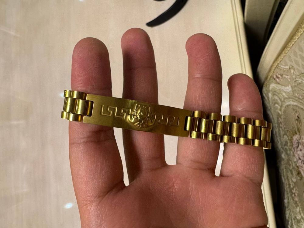 Продаются часы Versace