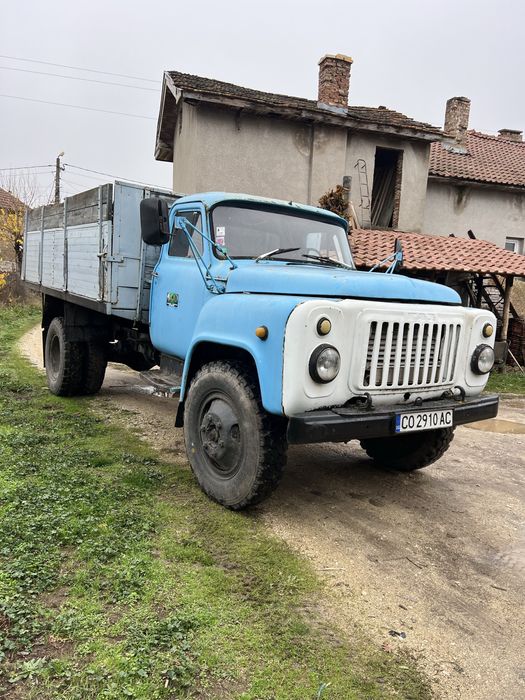 Газ 53 бордови.