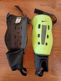 Протектори / кори за футбол Nike, размер M, за ръст 160-170cm.