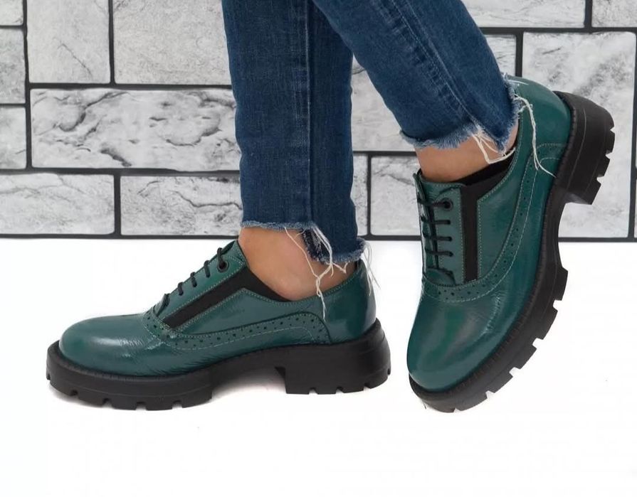 Дамски мокасини от естествен лак в петролено зелено и акцент-черн
