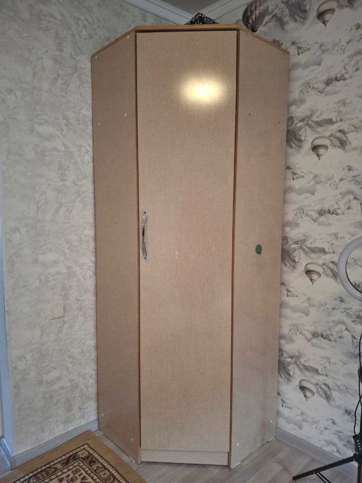 бу шкаф угловой. Большой, вместимый Срочно