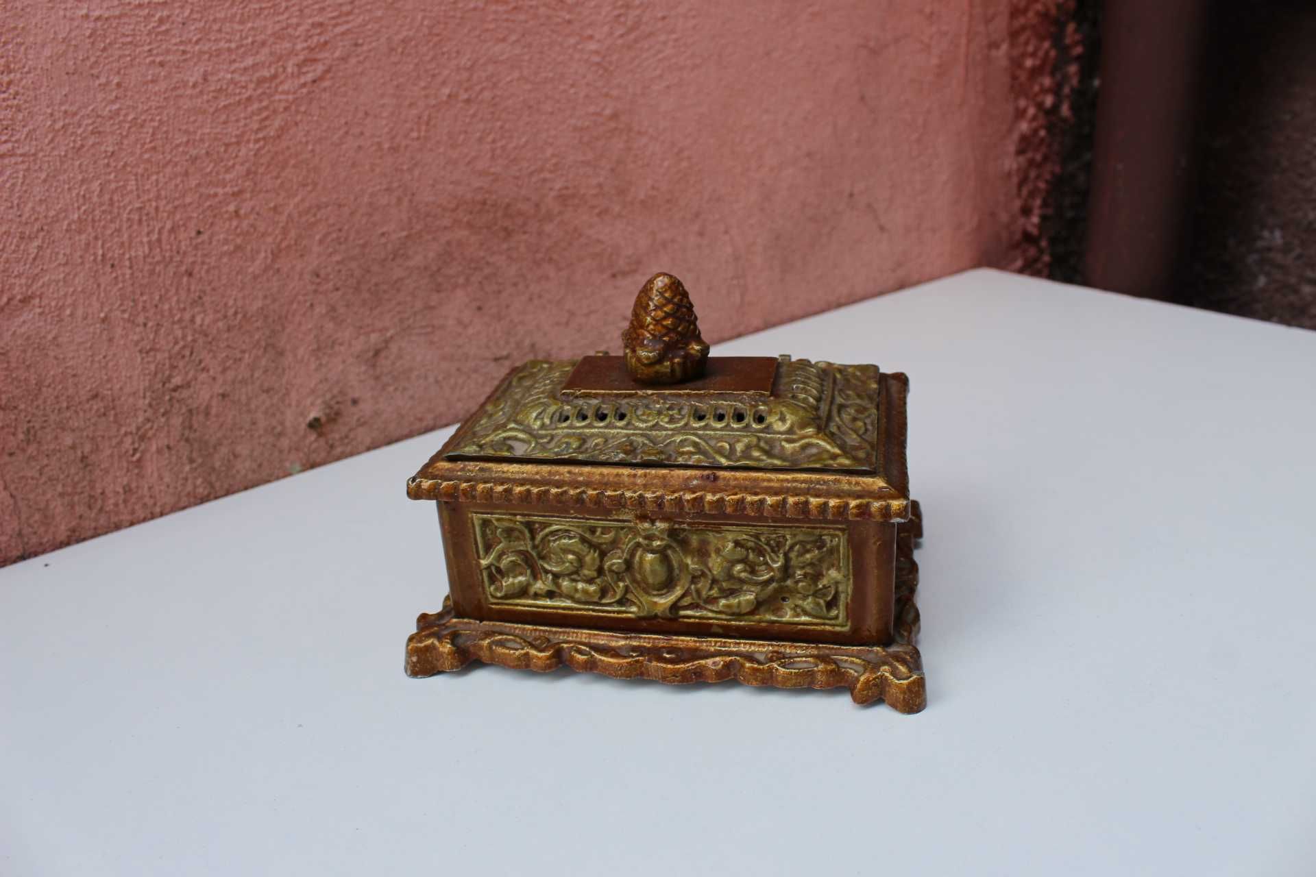Caseta bijuterii metal varf con de brad - insemn masonic