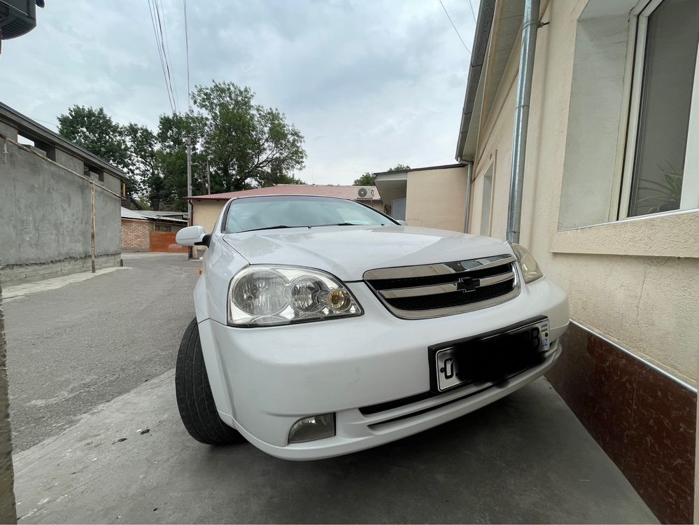 Lacetti 1.8 sotiladi