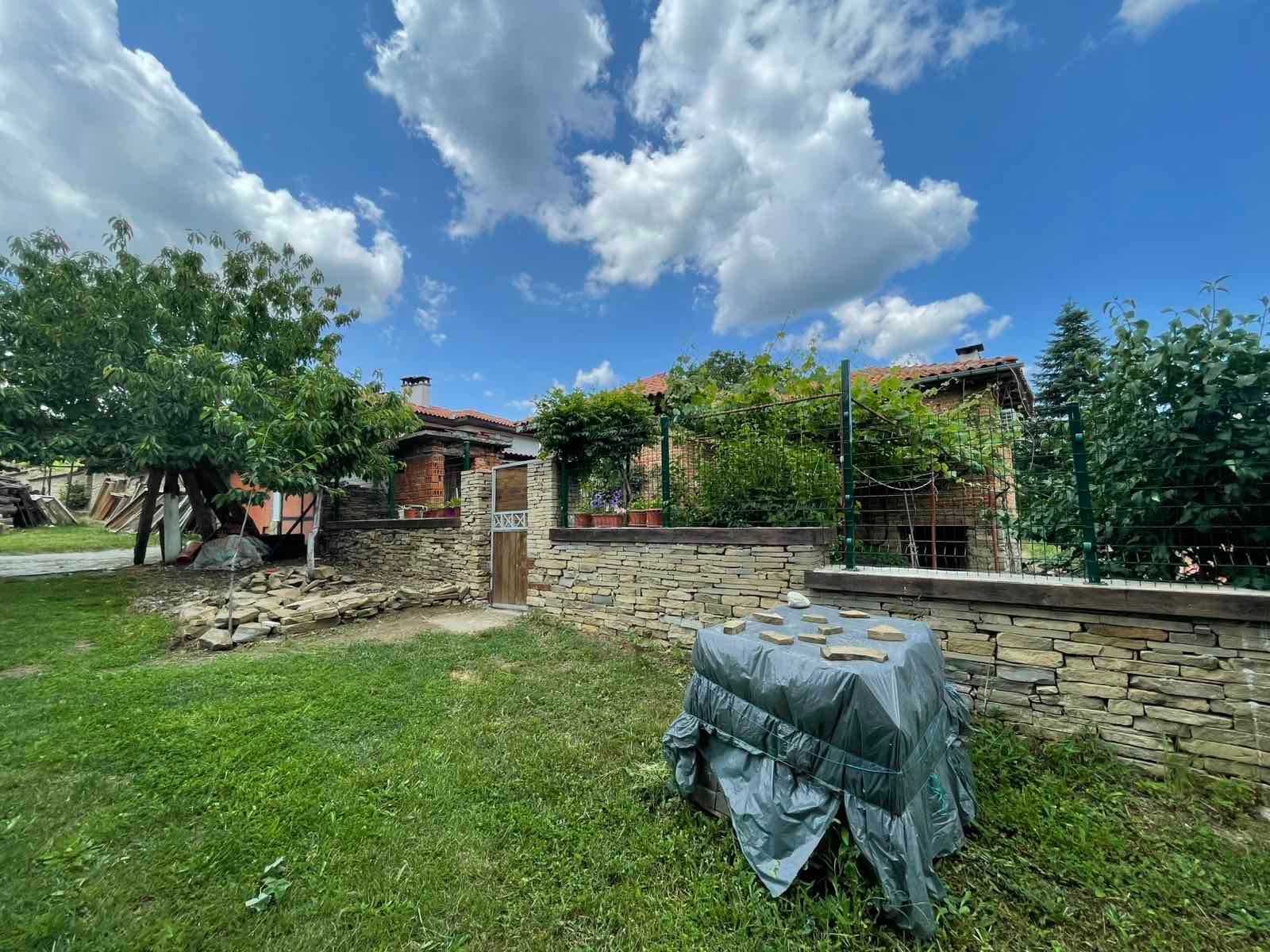 Продава се парцел 715 кв.м. + поддържана масивна къща в с. Медвен
