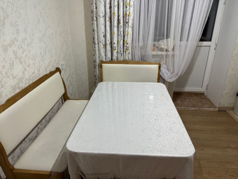 Угловой стол , 4 табуреток