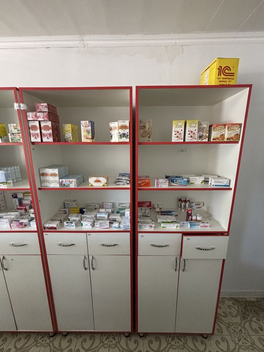 Торговый шкаф с полками и ящиками