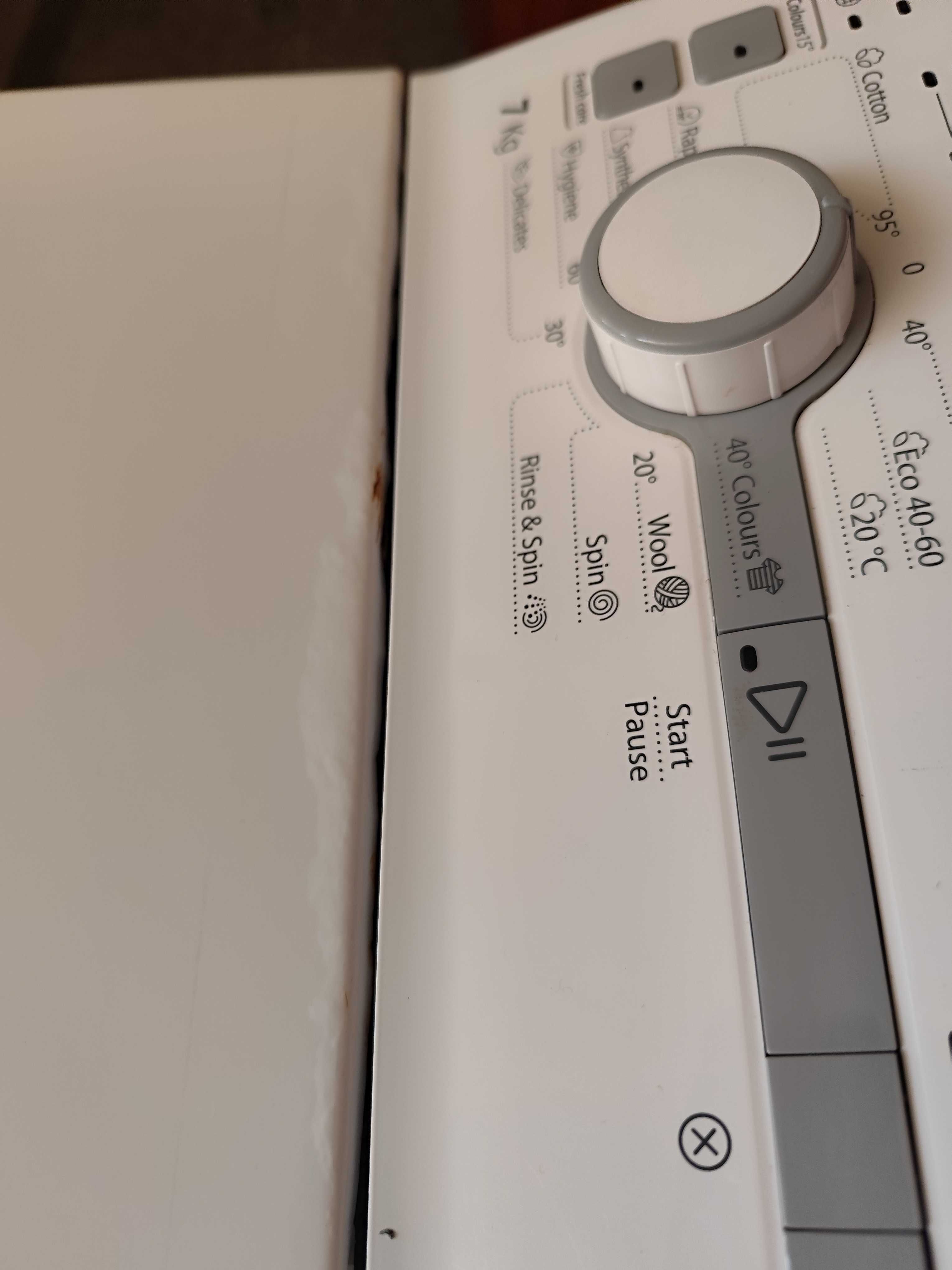 Пералня с горно зареждане Whirlpool.