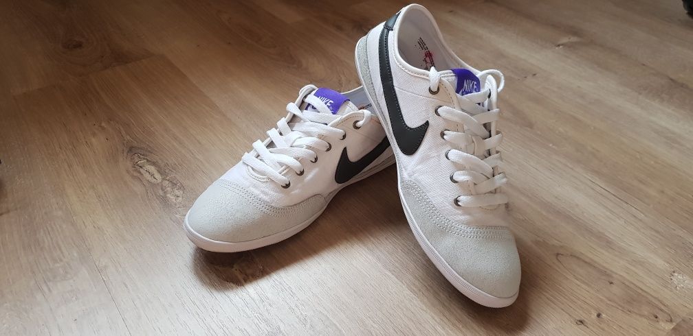 Teniși albi Nike mărimea 40