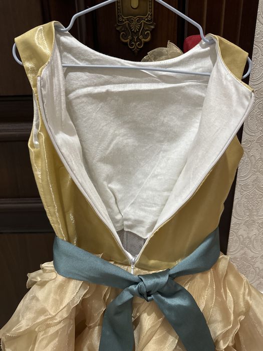 Платье нарядное для девочки 6-7 лет.